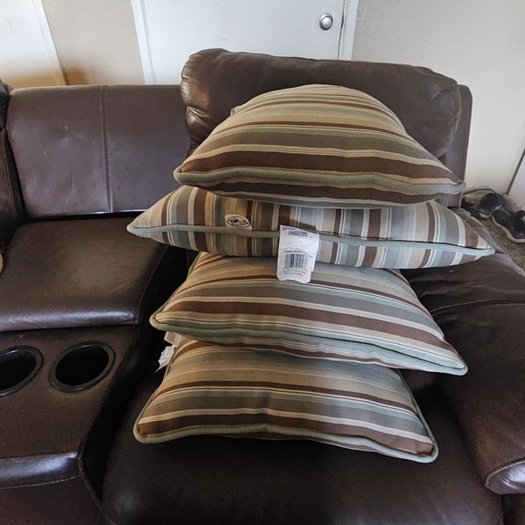 HAMPTON BAY Bay 4 pieces Throw Pillows Set, chocolate brown & Floral Pattern - Picture 3 of 5